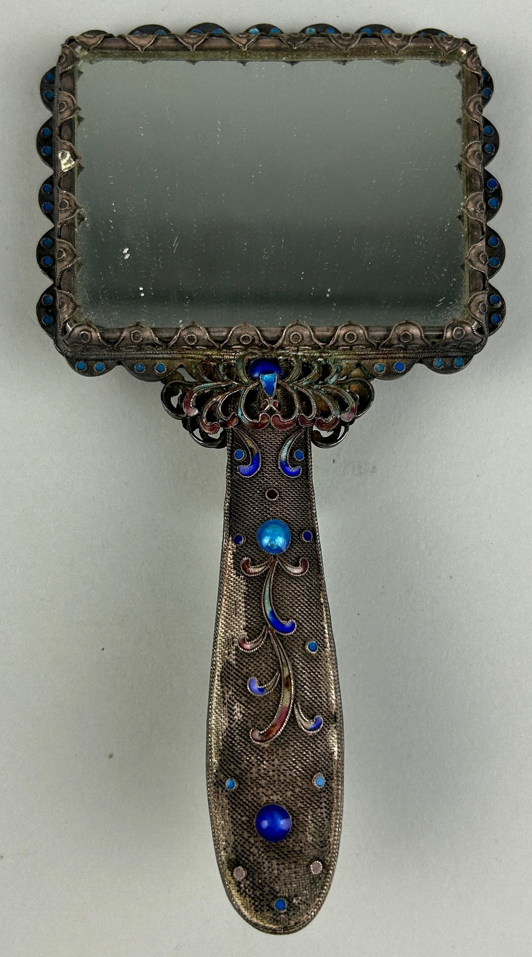 AN 18TH CENTURY CHINESE 'TWIN FISH' JADE PLAQUE SET IN AN ENAMELLED SILVER MIRROR WITH JADE HANDLE - Image 3 of 6