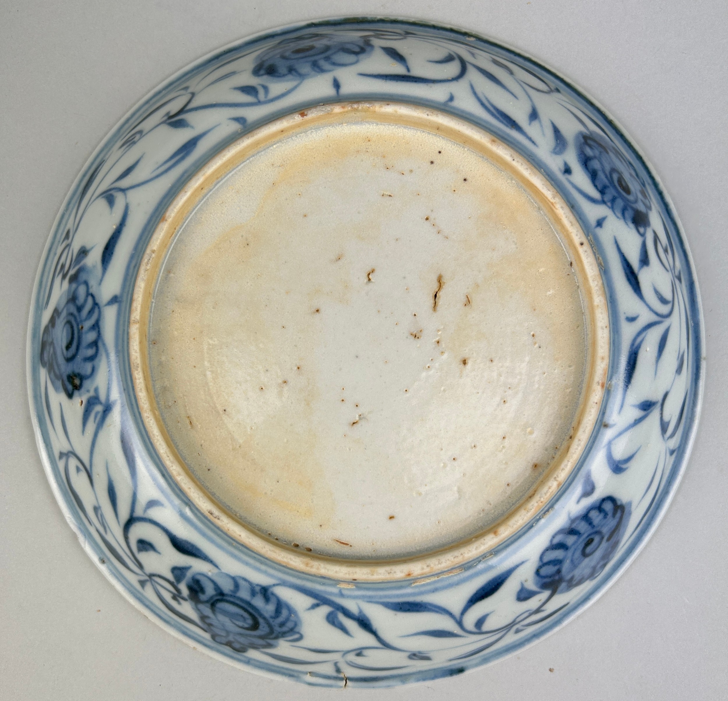 A 15TH CENTURY CHINESE BLUE AND WHITE CERAMIC DISH MING DYNASTY, 20cm D - Image 3 of 4