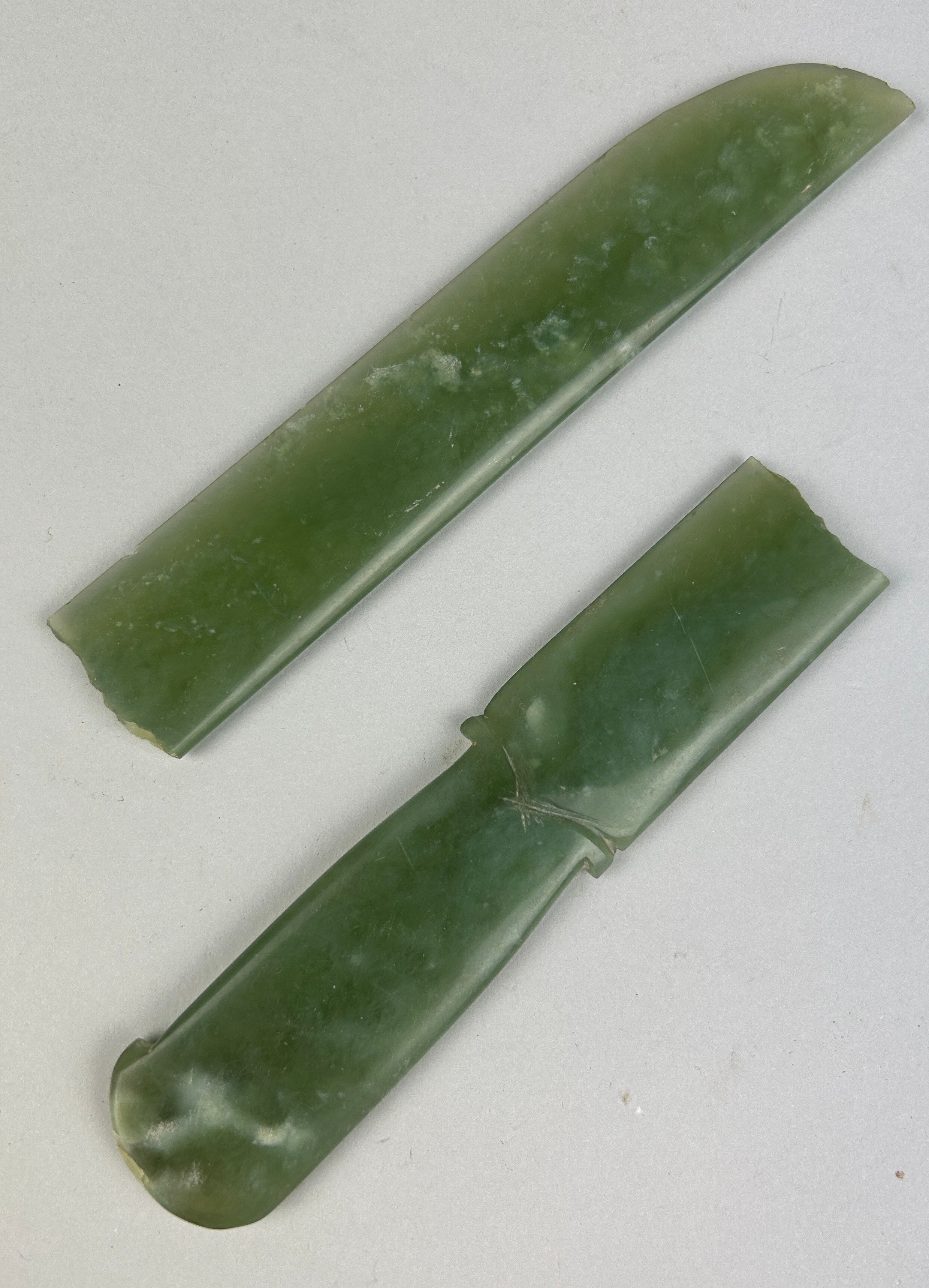 A CHINESE JADE RITUAL DAGGER BLADE (GE), Broken into two (clean break). 34cm L - Image 3 of 5