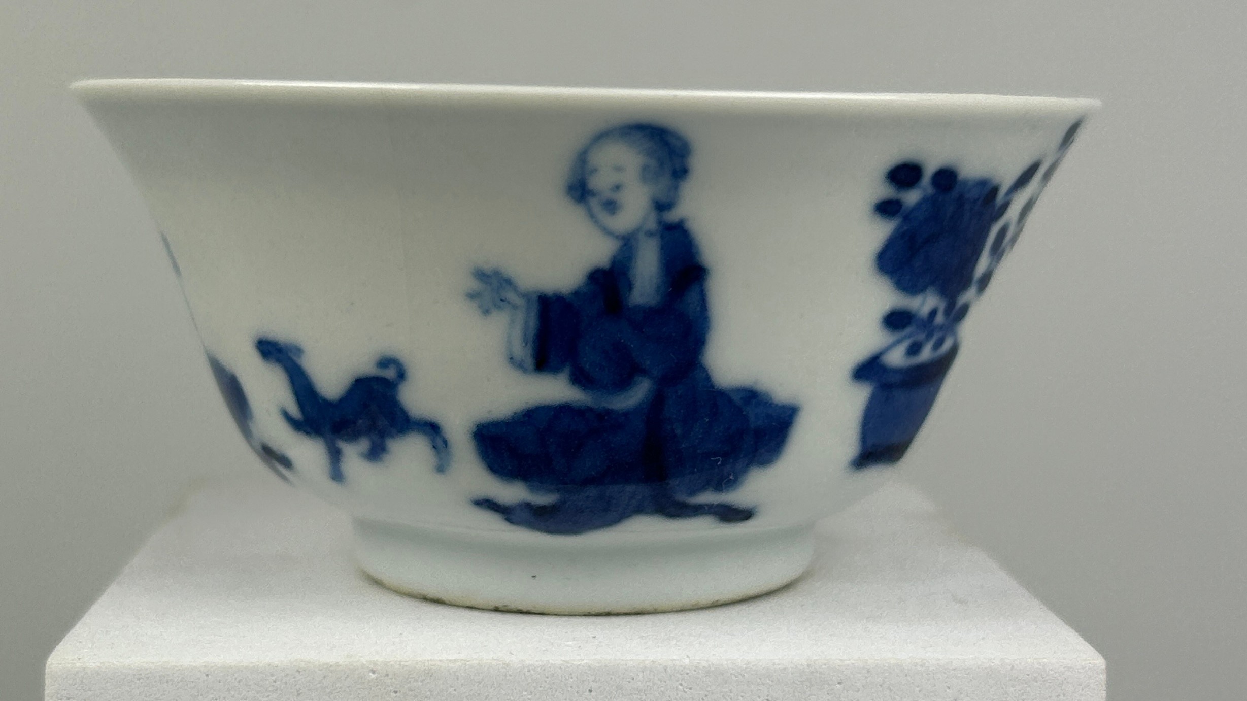 A CHINESE KANGXI PERIOD BOWL DECORATED WITH FIGURES, DOGS AND FLOWERS, 8cm x 8cm x 4.2cm