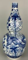 A CHINESE BLUE AND WHITE DOUBLE GOURD VASE DECORATED WITH A DRAGON, 36cm H