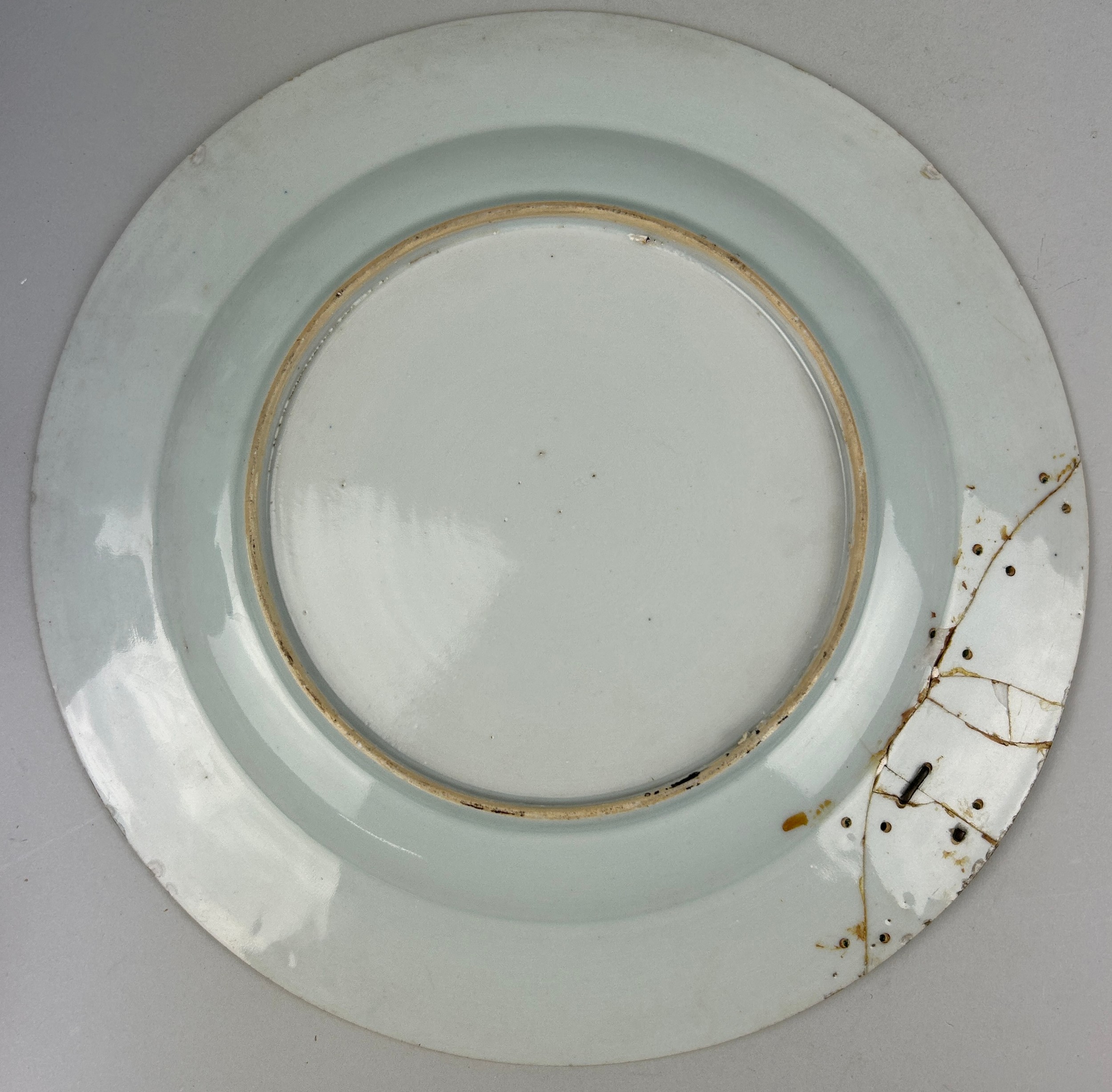 AN 18TH CENTURY CHINESE BLUE AND WHITE PORCELAIN DISH DECORATED WITH FOLIAGE AND ARCHAIC URNS WITH - Image 2 of 2