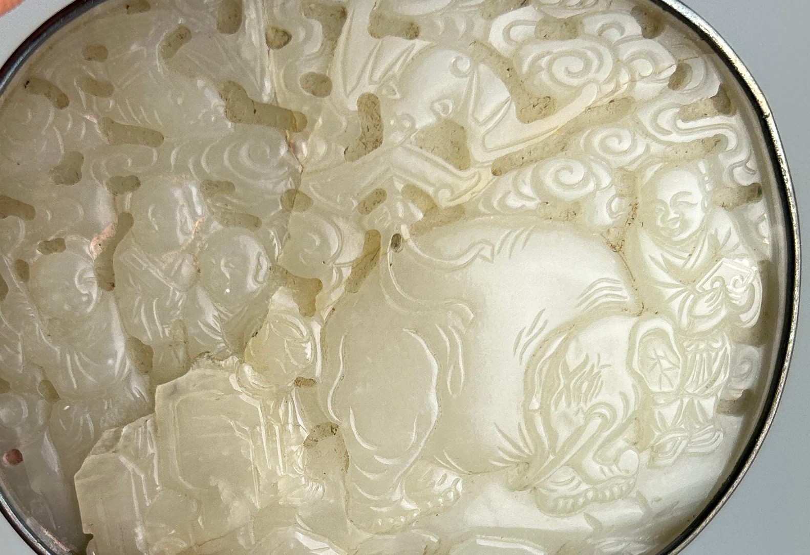 AN 18TH CENTURY CHINESE CARVED JADE PLAQUE DEPICTING FIGURES WITH AN ELEPHANT AND BATS AMONGST - Image 6 of 6