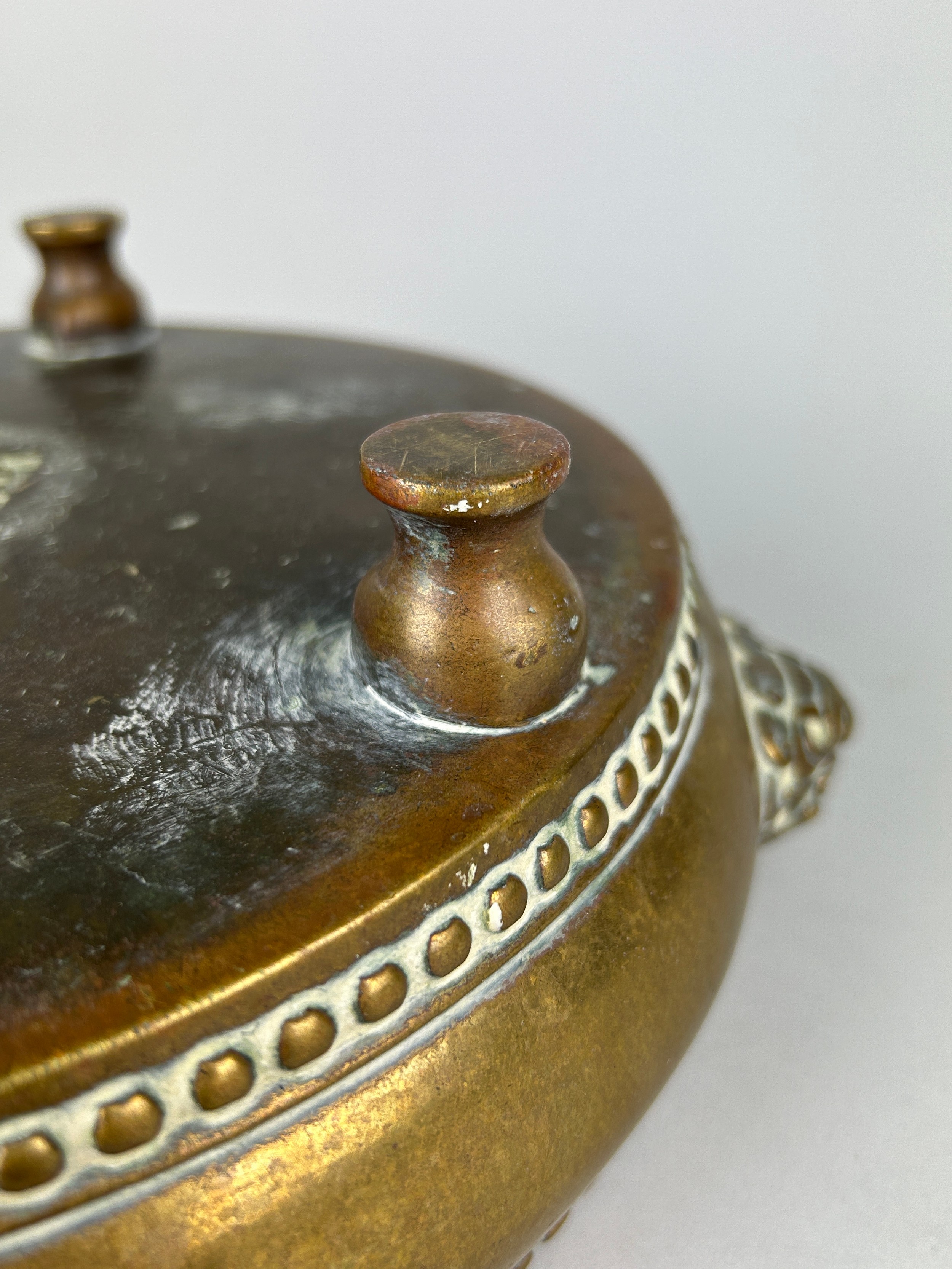 AN 18TH OR 19TH CENTURY CHINESE BRONZE CENSER WITH LION HEAD HANDLES ON TRIPOD FEET, 29cm W x 9cm H - Image 8 of 10