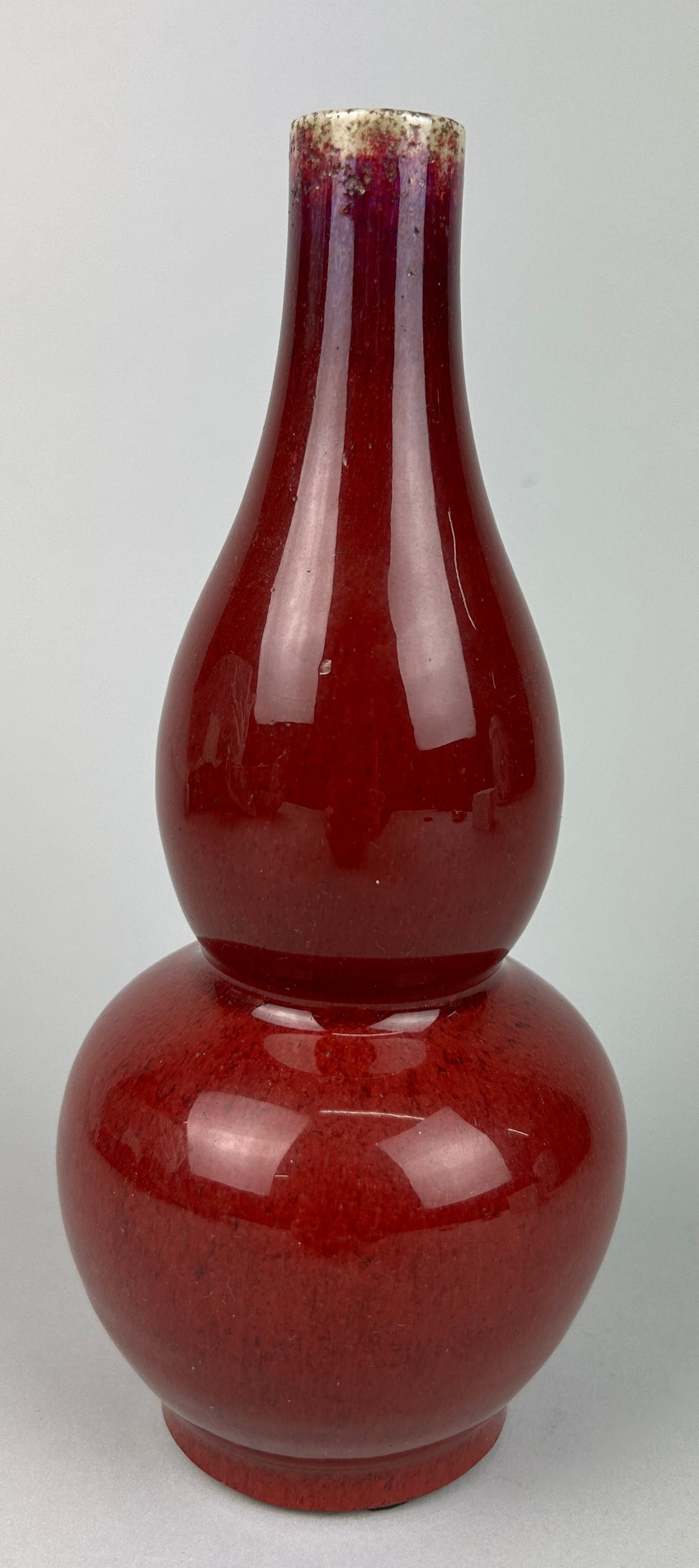 A 19TH CENTURY CHINESE PORCELAIN SANG DE BOUEF OR LANGYAO GLAZED DOUBLE GOURD VASE, 21cm x 8.5cm - Image 4 of 5