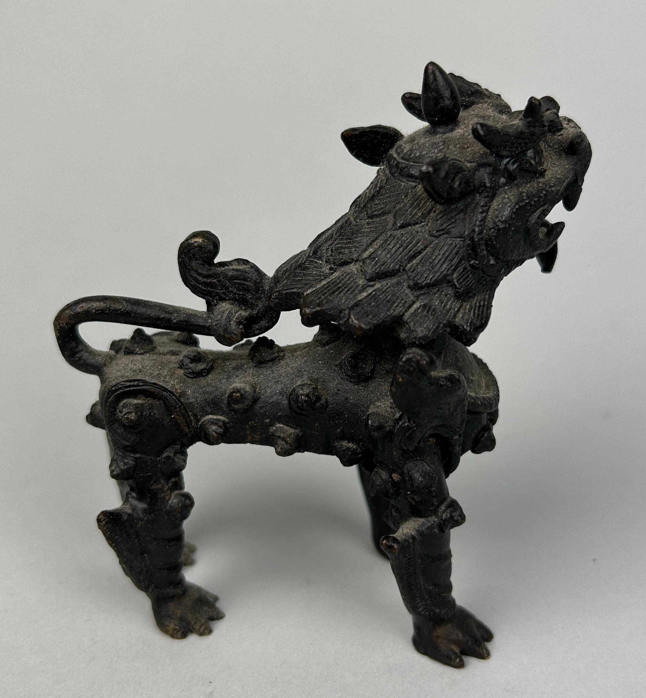 A CHINESE BRONZE FIGURE OF A LION, 9cm x 9cm - Image 2 of 3