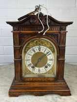 AN ANTIQUE MANTEL CLOCK,