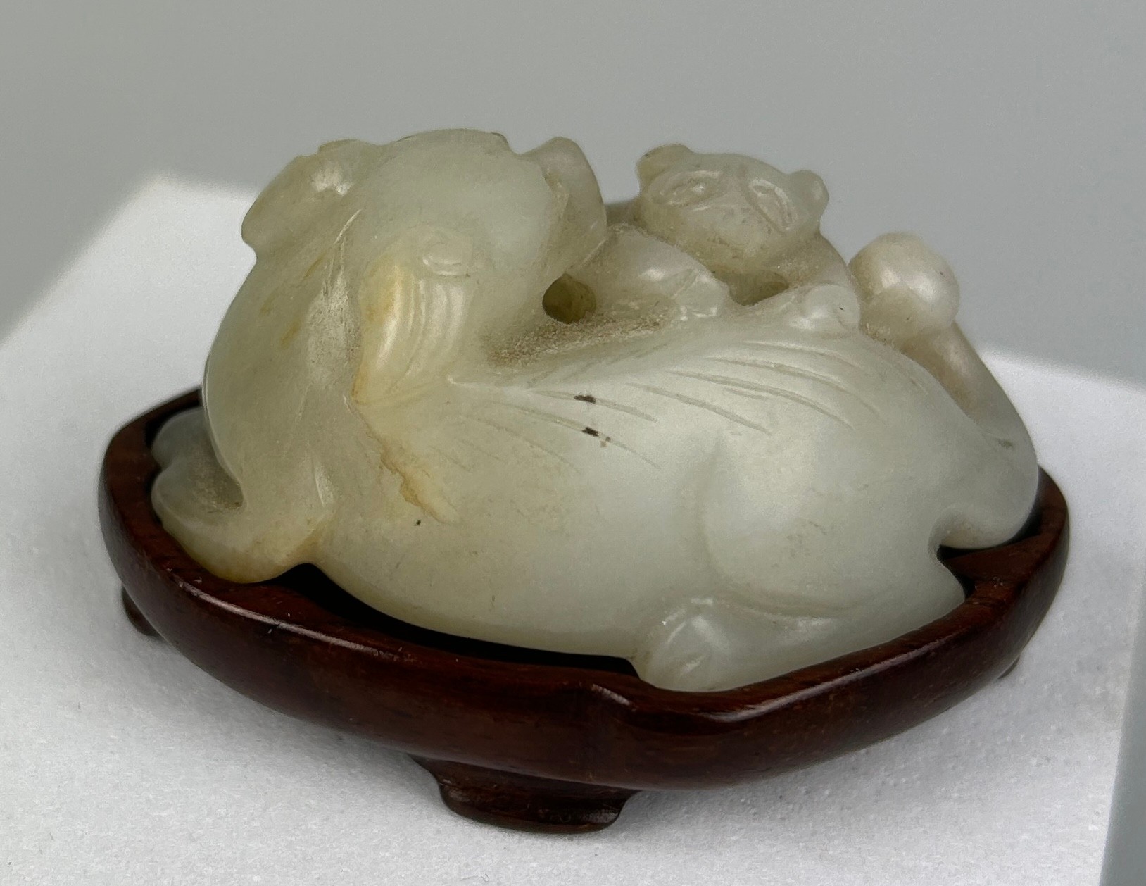 A 19TH CENTURY CHINESE JADE GROUP OF A LION WITH A CUB, 5.2cm x 3.2cm x 2.5cm - Image 4 of 6