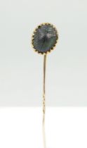 EGYPTIAN REVIVAL: A SCARAB BEETLE ON 9CT GOLD STICK PIN, 6.5cm L