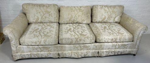 A GEORGE III STYLE TWO SEATER SOFA UPHOLSTERED IN BEIGE CHINOISERIE FABRIC WITH EXOTIC BIRDS AND