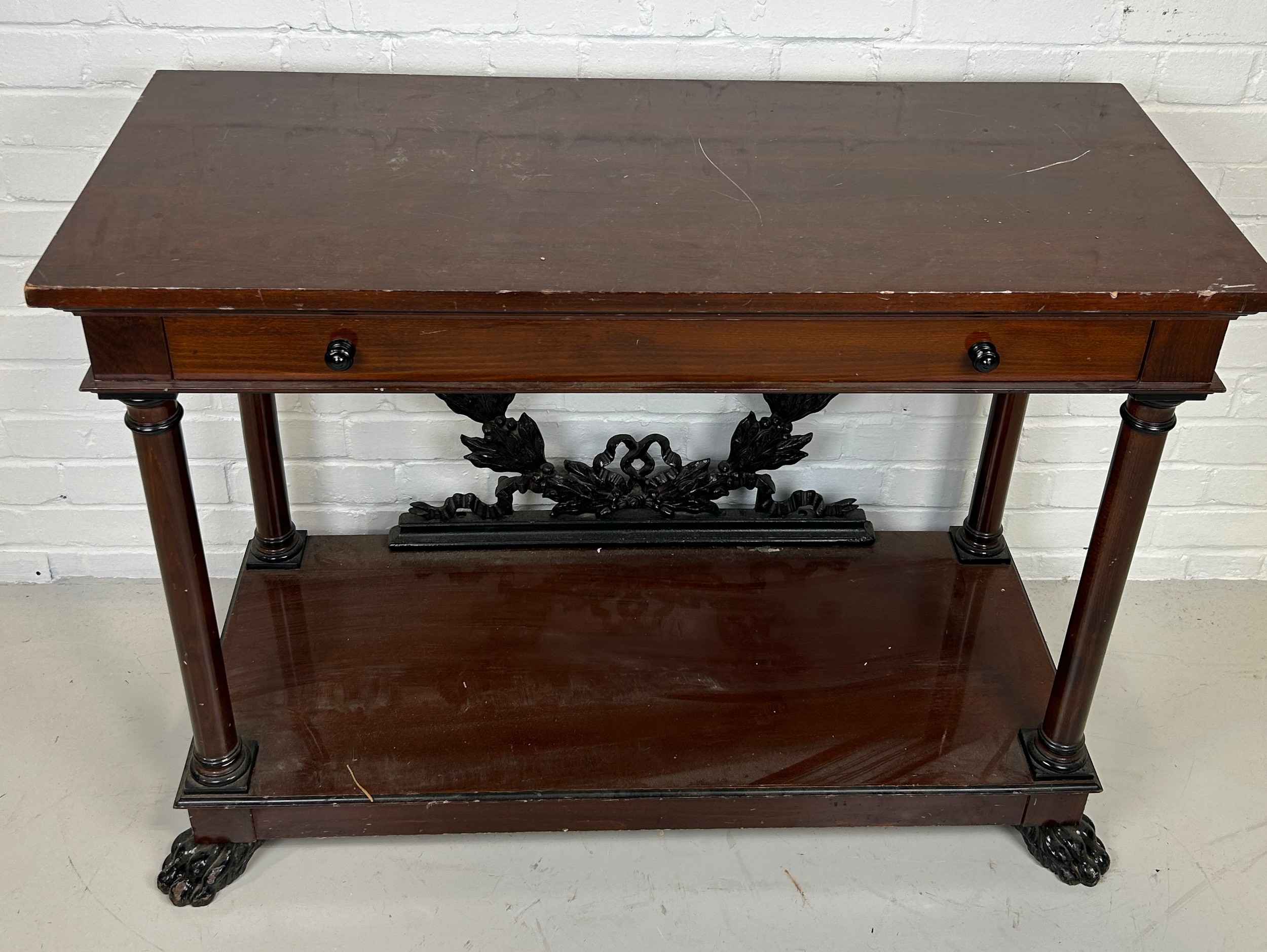 A REGENCY STYLE REPRODUCTION MAHOGANY CONSOLE TABLE WITH METAL WREATH, 108cm x 80cm x 46cm - Image 3 of 5