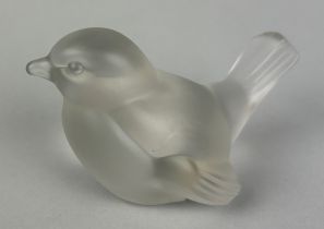 A LALIQUE STYLE FROSTED GLASS SPARROW, 10cm x 6cm