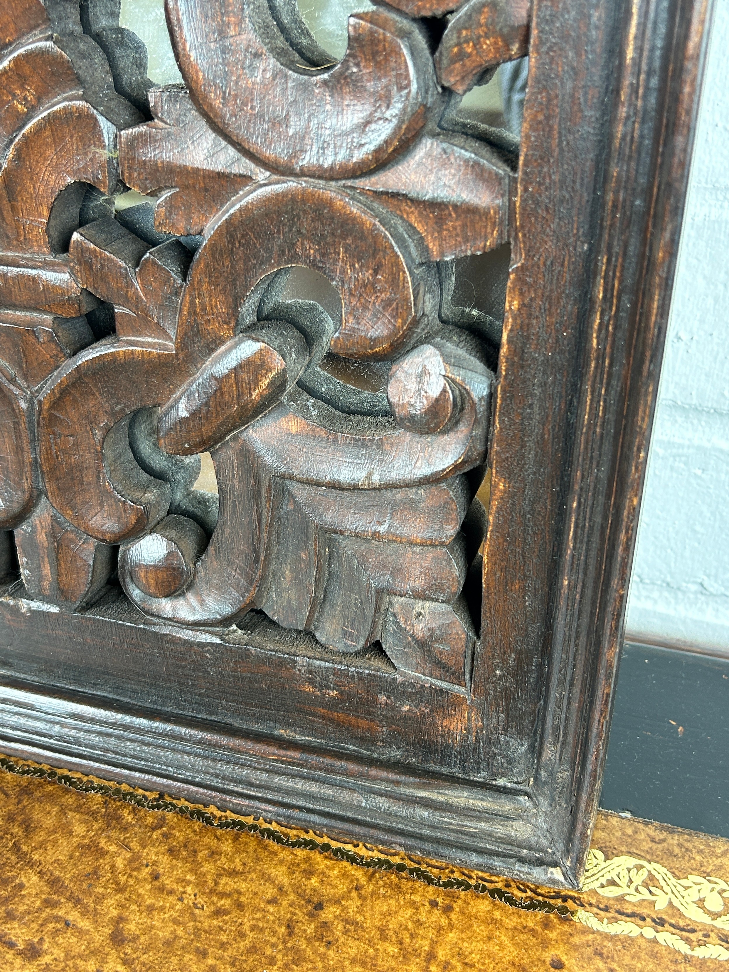 A CARVED FLORAL SCROLL OAK PANEL WITH MIRRORED BACK, 56cm x 35cm x 5cm - Image 3 of 3