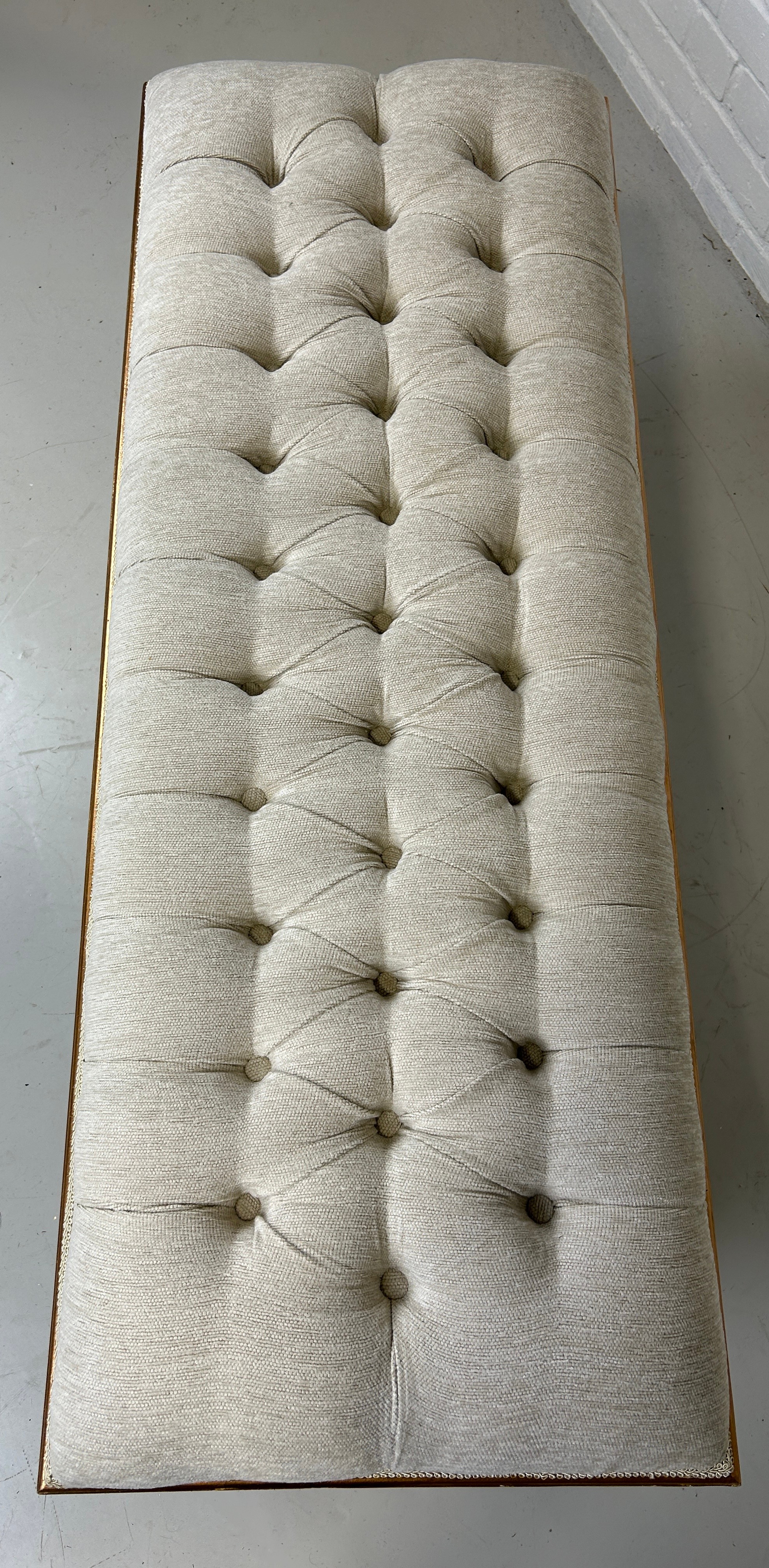 A MODERN EMPIRE STYLE FOOTSTOOL WITH CREAM UPHOLSTERED SEAT, 130cm x 50cm x 42cm - Image 4 of 4