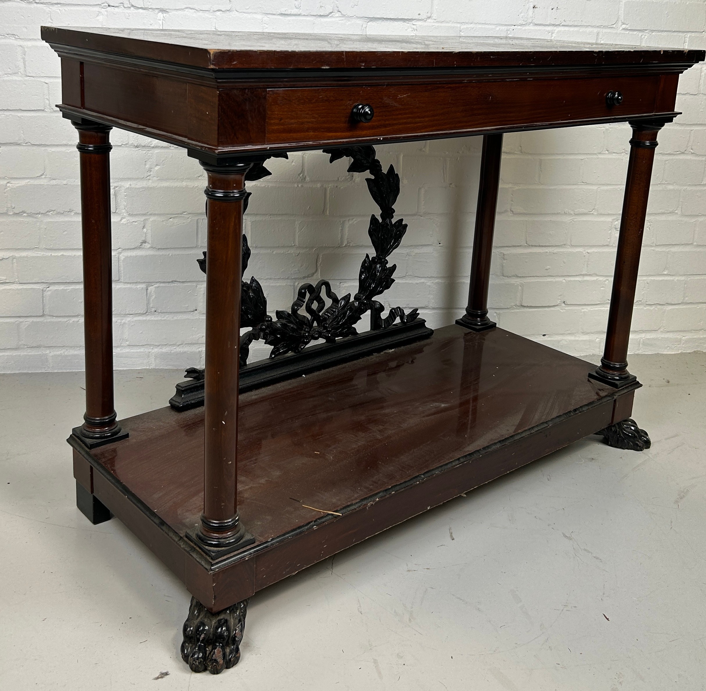 A REGENCY STYLE REPRODUCTION MAHOGANY CONSOLE TABLE WITH METAL WREATH, 108cm x 80cm x 46cm - Image 4 of 5