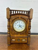 AN ARTS AND CRAFTS WALNUT CASED MANTLE CLOCK IN THE MANNER OF LEWIS F DAY, 28cm x 17cm x 8cm