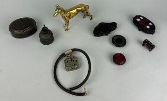 A COLLECTION OF CHINESE ITEM TO INCLUDE A JADE PENDANT (5cm x 5cm)