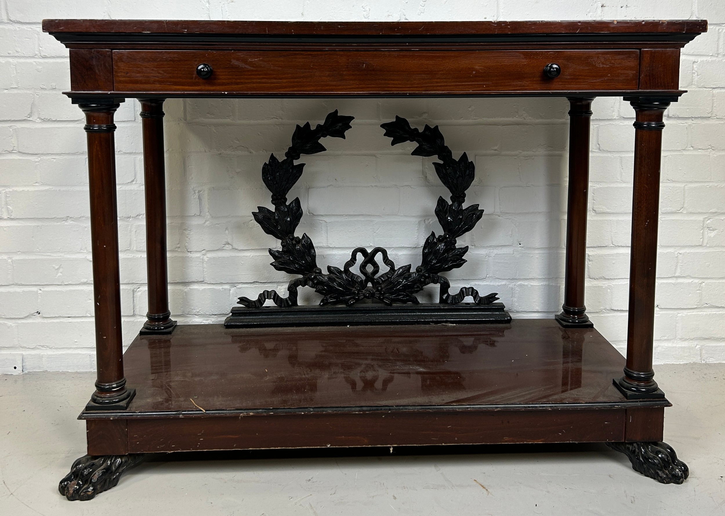 A REGENCY STYLE REPRODUCTION MAHOGANY CONSOLE TABLE WITH METAL WREATH, 108cm x 80cm x 46cm