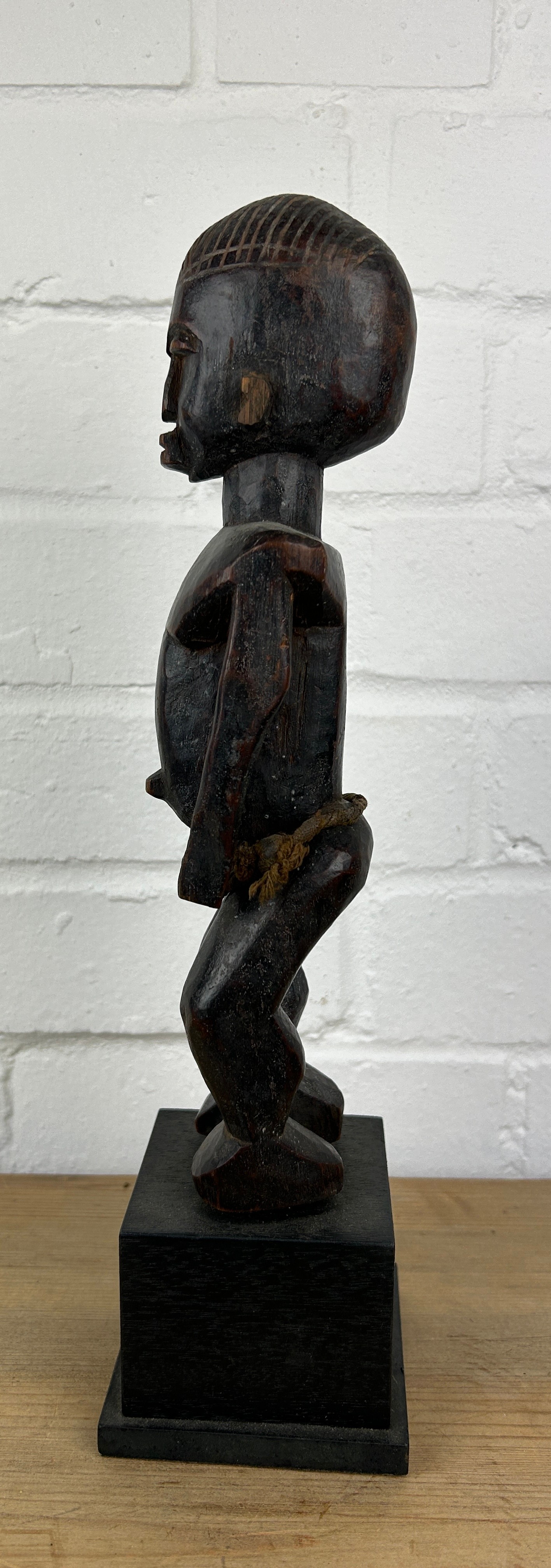 AN AFRICAN TRIBAL WOODEN MALE FIGURE, Mounted on wooden stand. 28cm H On stand 36cm H - Image 4 of 5