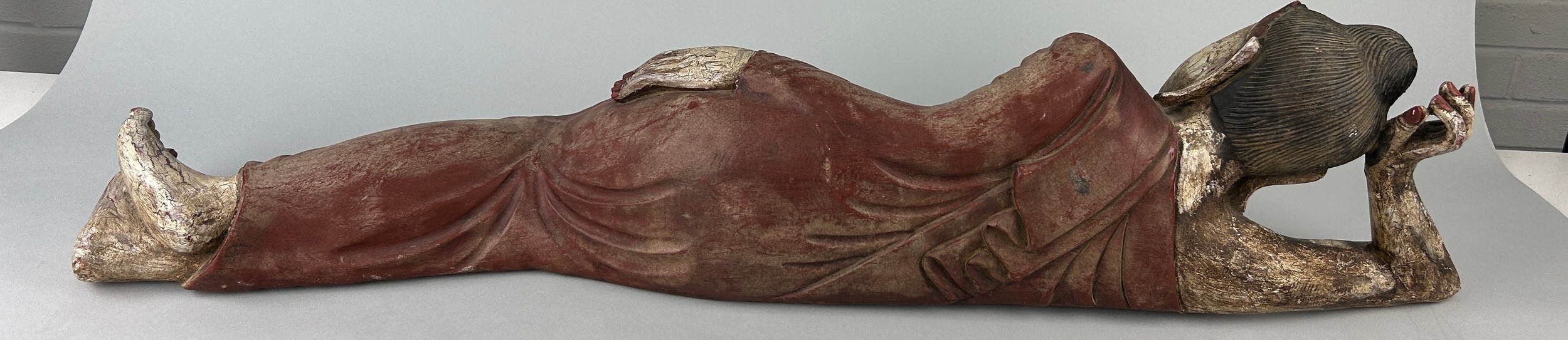 A THAI CARVED WOODEN SCULPTURE OF THE RECLINING BUDDHA, 20th Century 105cm x 23cm - Image 5 of 6