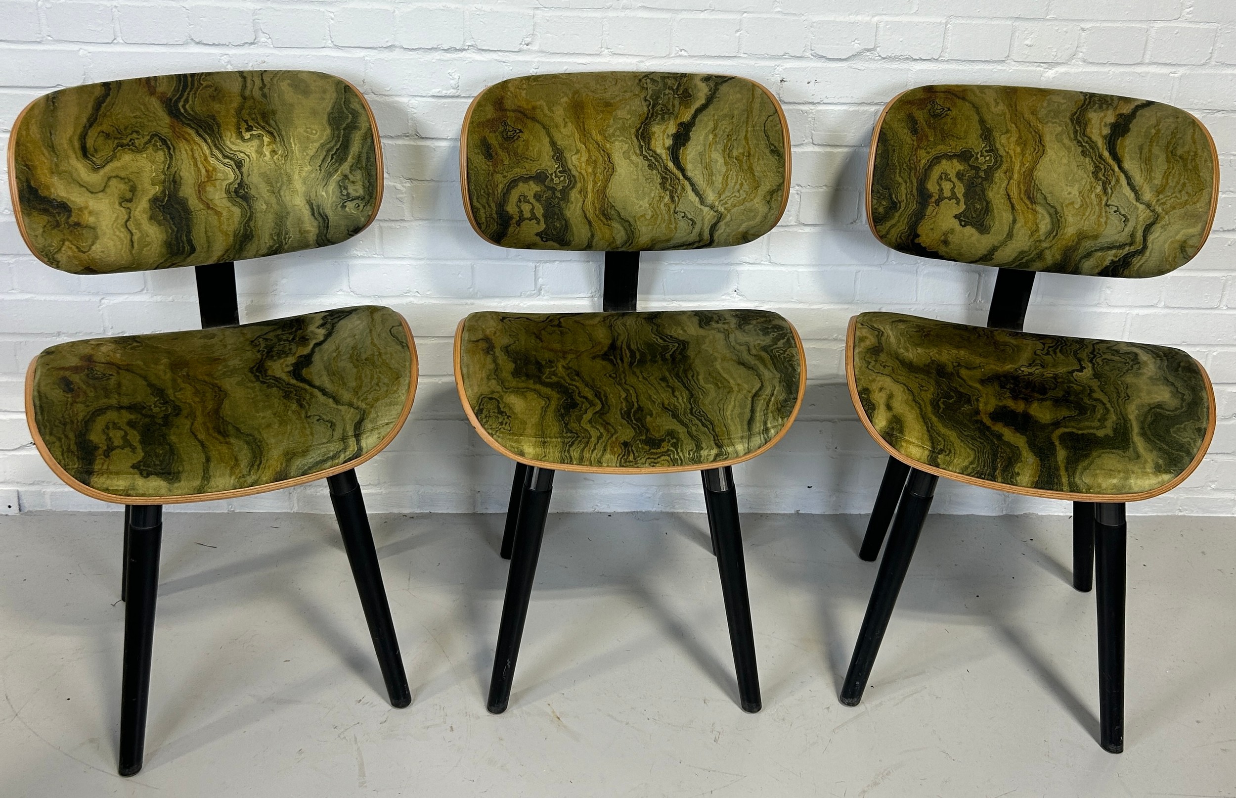 A SET OF SIX ITALIAN MID CENTURY DESIGN DINING CHAIRS UPHOLSTERED IN GREEN 'MARBLE EFFECT' FABRIC, - Image 3 of 5