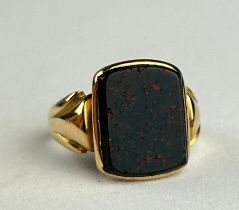 AN 18CT GOLD ANTIQUE BLOODSTONE RING Weight: 6.6gms