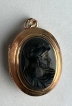 A HARDSTONE CAMEO DOUBLE SIDED LOCKET PENDANT, Weight 13.3gms
