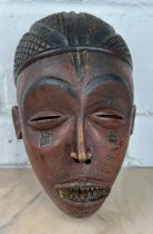 AN AFRICAN TRIBAL MASK 'CHOKWE' MASK FROM ANGOLA, 22cm x 14cm