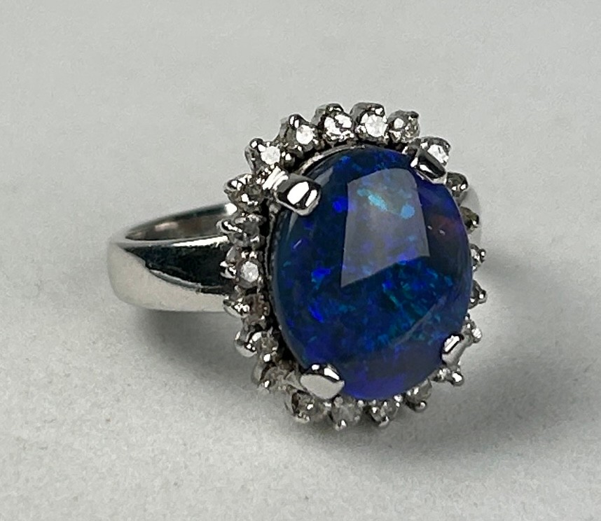 AN 18CT GOLD BLACK OPAL RING, Weight: 5.4gms