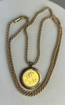 A 1980 GOLD SOVEREIGN, QUEEN ELIZABETH, IN 9CT GOLD MOUNT AND ROPE TWIST CHAIN, Coin weight: 7.