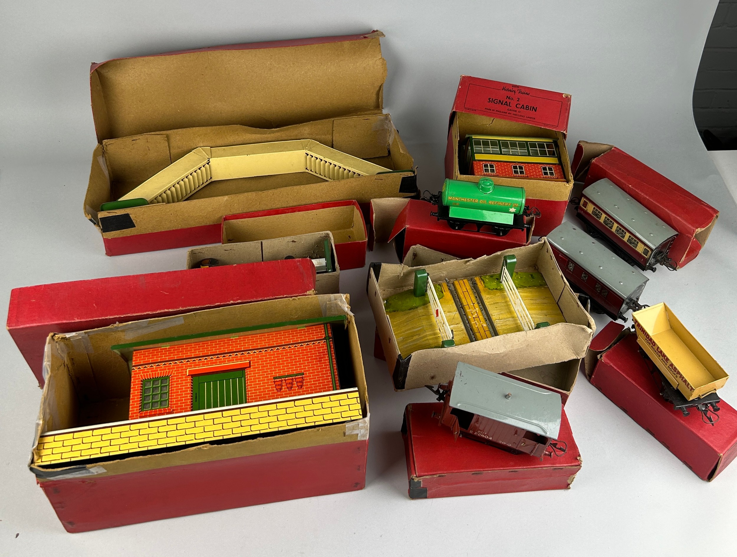 A HORNBY CLOCKWORK TRAIN SET, Nine boxes. - Image 3 of 6