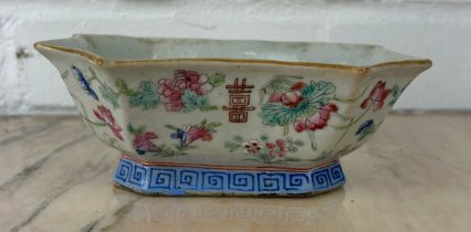 AN EARLY 20TH CENTURY CHINESE FOOTED BOWL, 18cm x 13cm