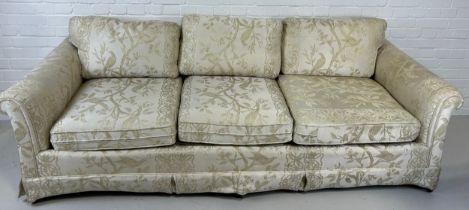 A GEORGE III STYLE TWO SEATER SOFA UPHOLSTERED IN BEIGE CHINOISERIE FABRIC WITH EXOTIC BIRDS AND