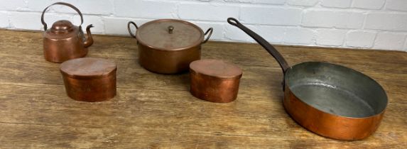 A SET OF FIVE COPPER ITEMS TO INCLUDE PANS, BOXES AND A KETTLE (5)