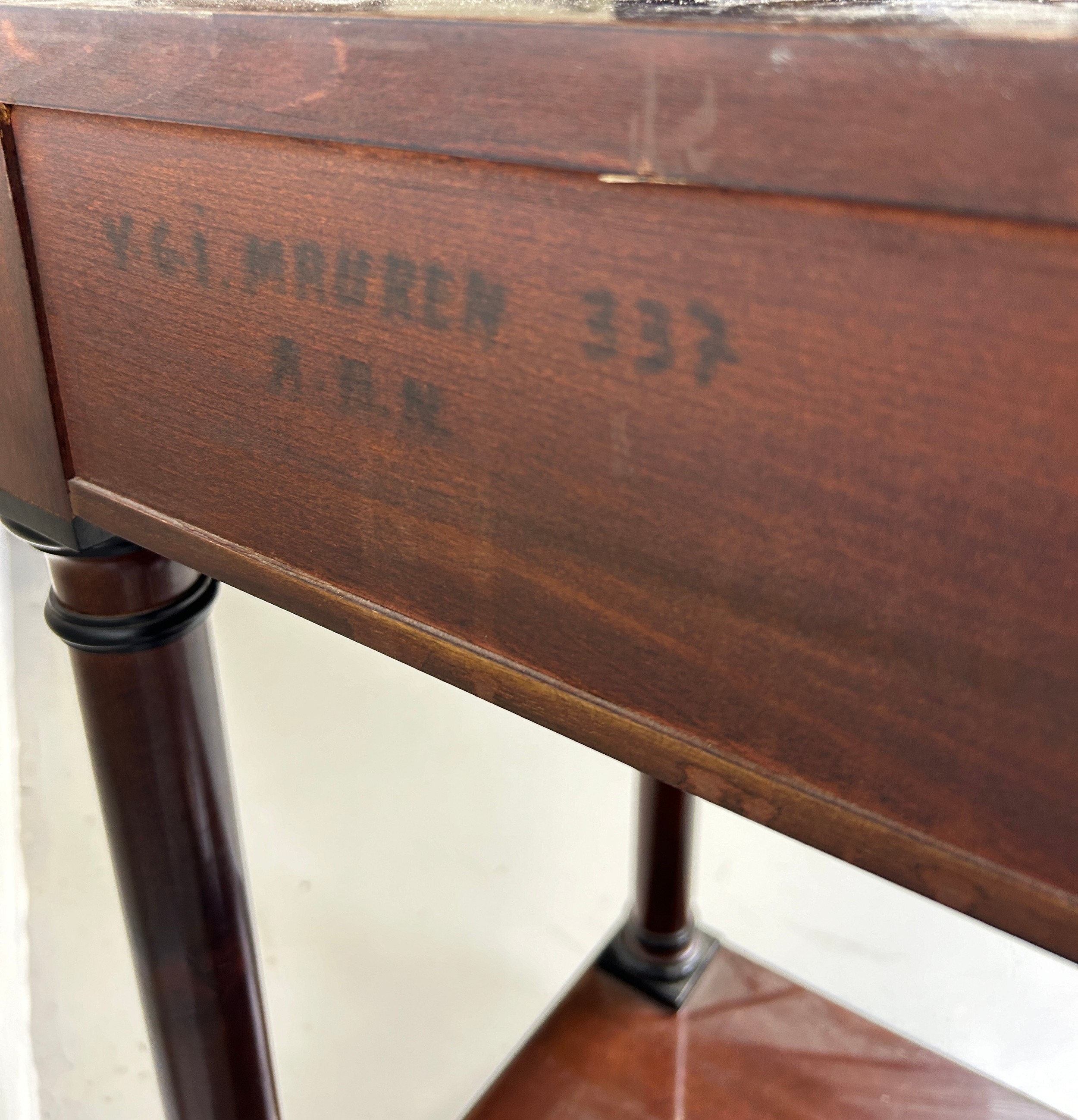 A REGENCY STYLE REPRODUCTION MAHOGANY CONSOLE TABLE WITH METAL WREATH, 108cm x 80cm x 46cm - Image 5 of 5