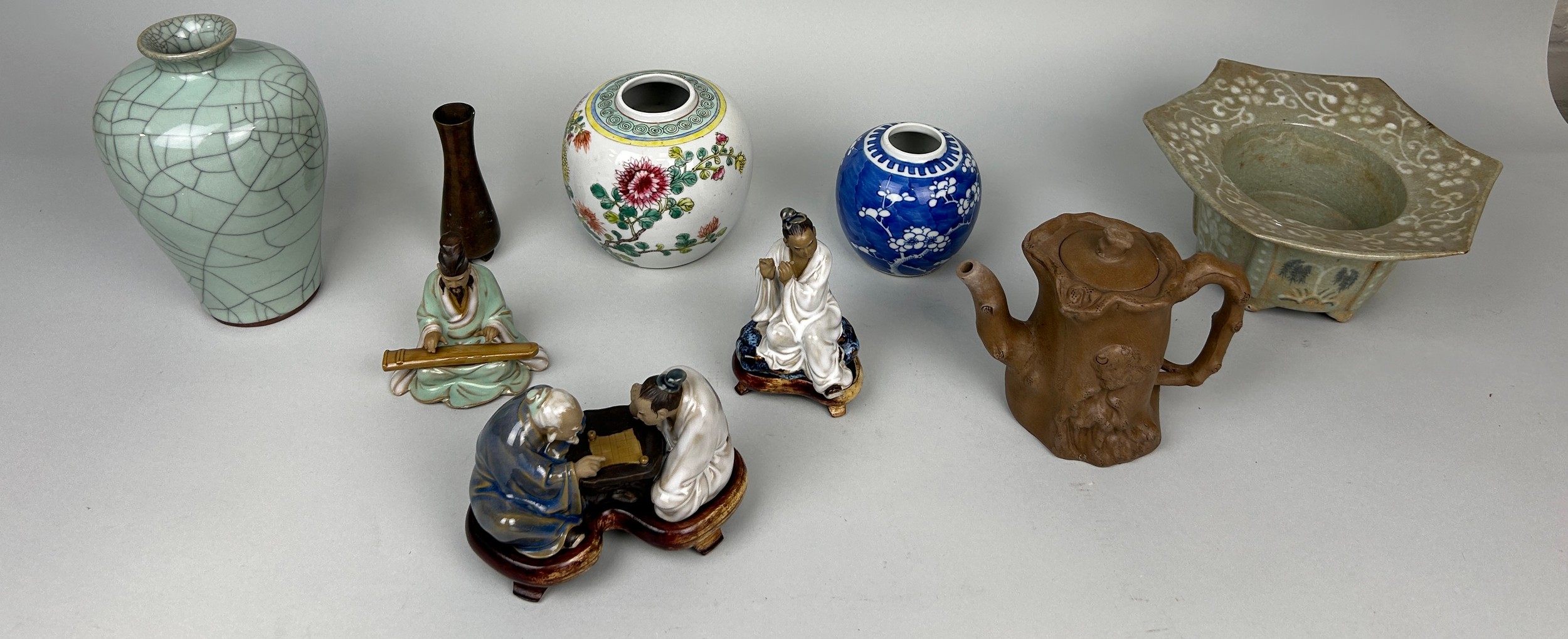 A COLLECTION OF CHINESE CERAMICS TO INCLUDE GINGER JARS, FIGURES, BRONZE VASE, CRACKLE GLAZED VASE