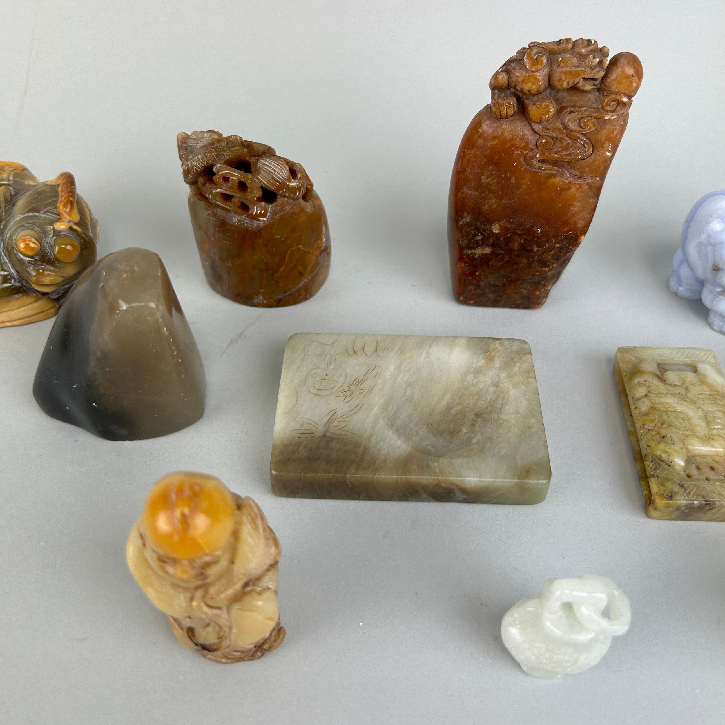 A COLLECTION OF CHINESE / ASIAN STONE AND JADE SEALS AND OTHER ITEMS (12) Largest 9cm H - Image 3 of 4