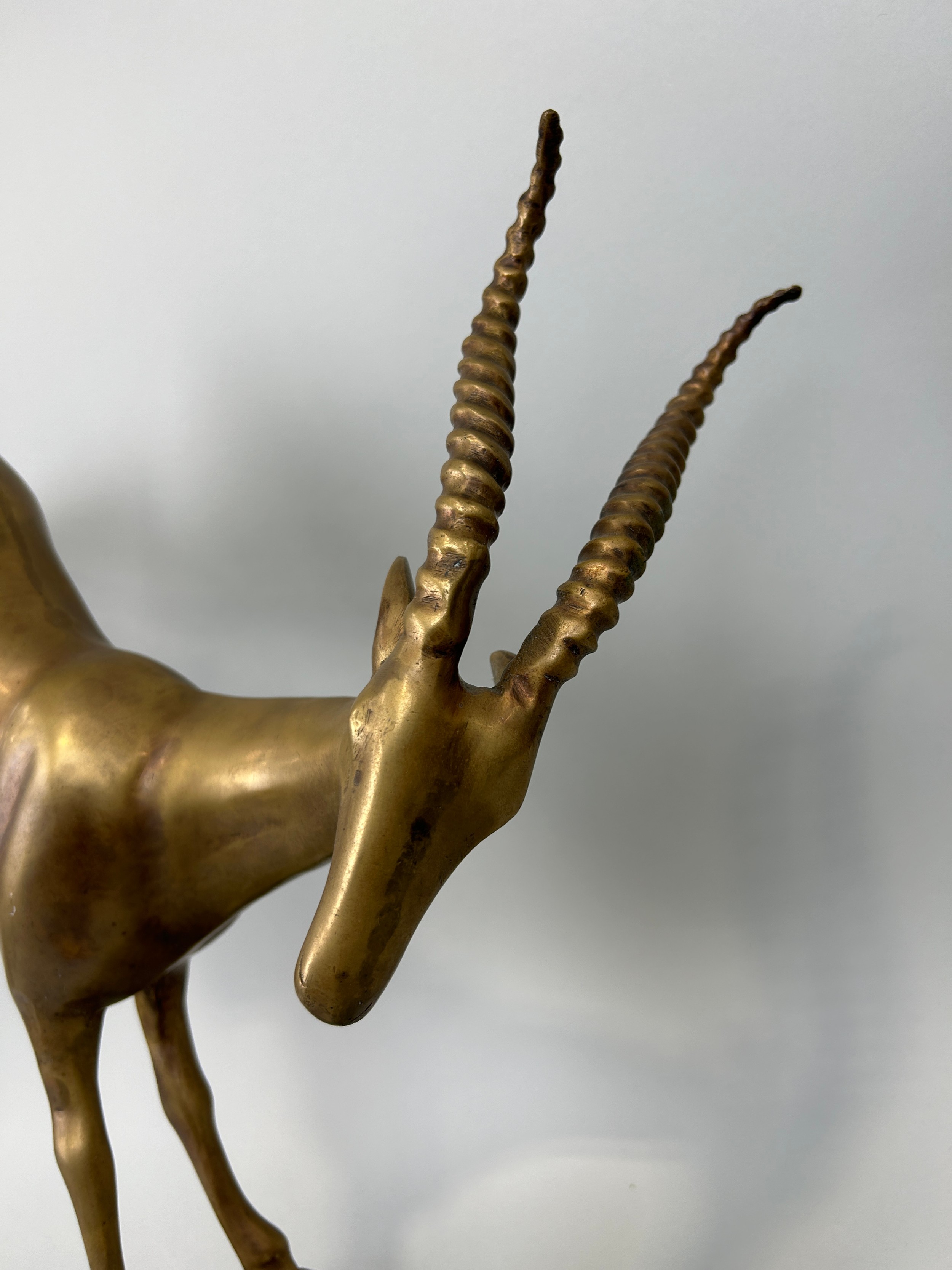 A HOLLYWOOD REGENCY DESIGN BRONZE KUDU ON NATURALISTIC STAND, 52cm x 44cm x 12cm - Image 4 of 5