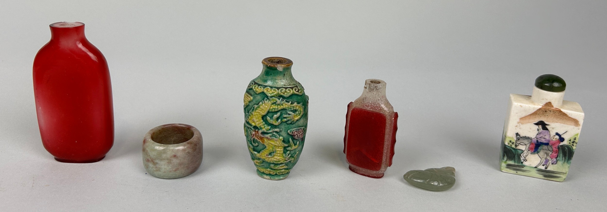 A COLLECTION OF CHINESE SNUFF BOTTLES AND JADE (6)