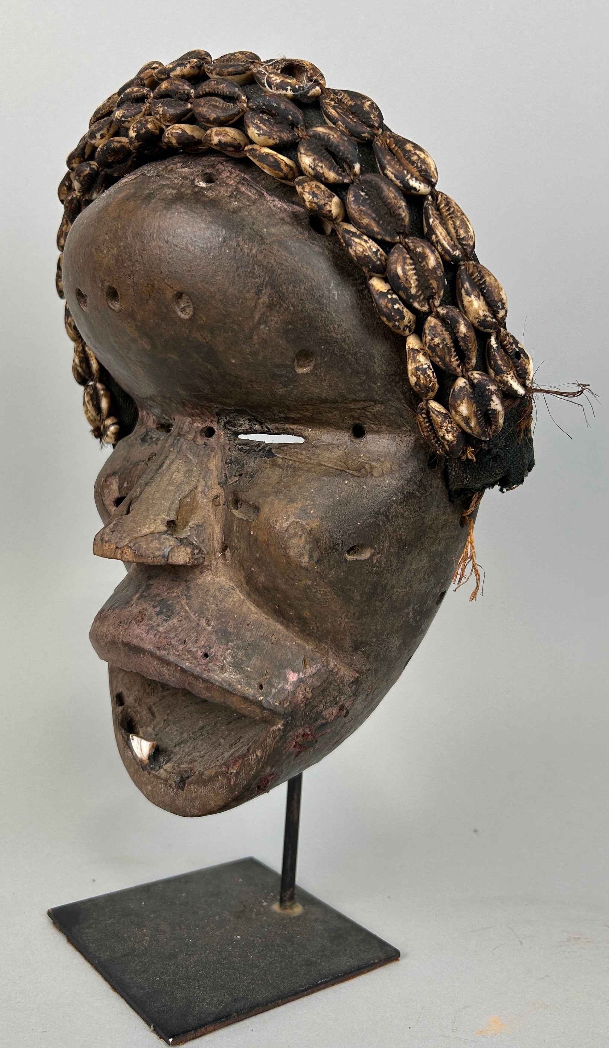 AN AFRICAN TRIBAL MASK WITH SHELL DETAIL, 26cm x 20cm Mounted on stand 32cm H - Image 2 of 4