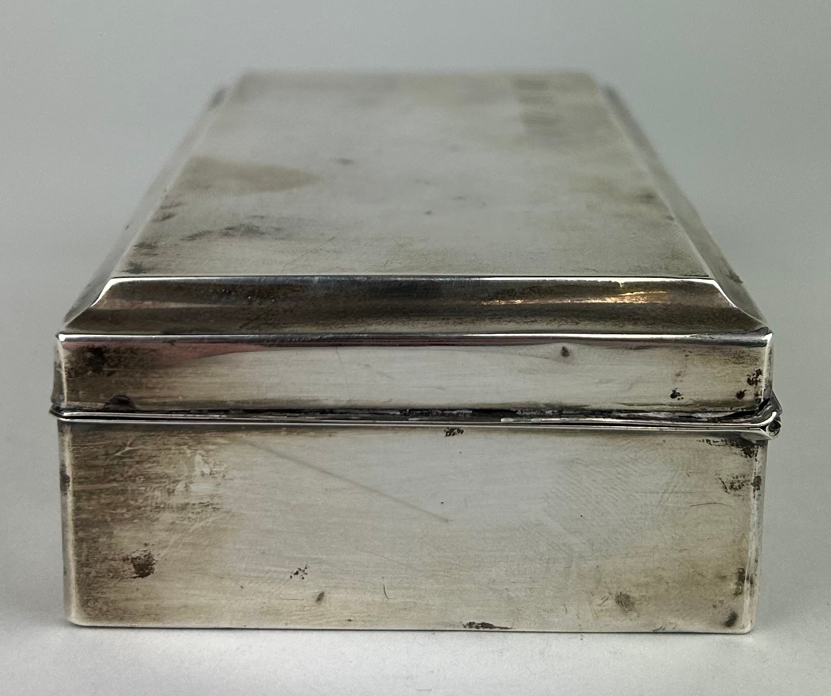 JUDAICA INTEREST: A STERLING SILVER BOX WITH WOODEN INTERIOR INSCRIBED 'DR W ZILZ', 15cm x 8cm x 4. - Image 3 of 5