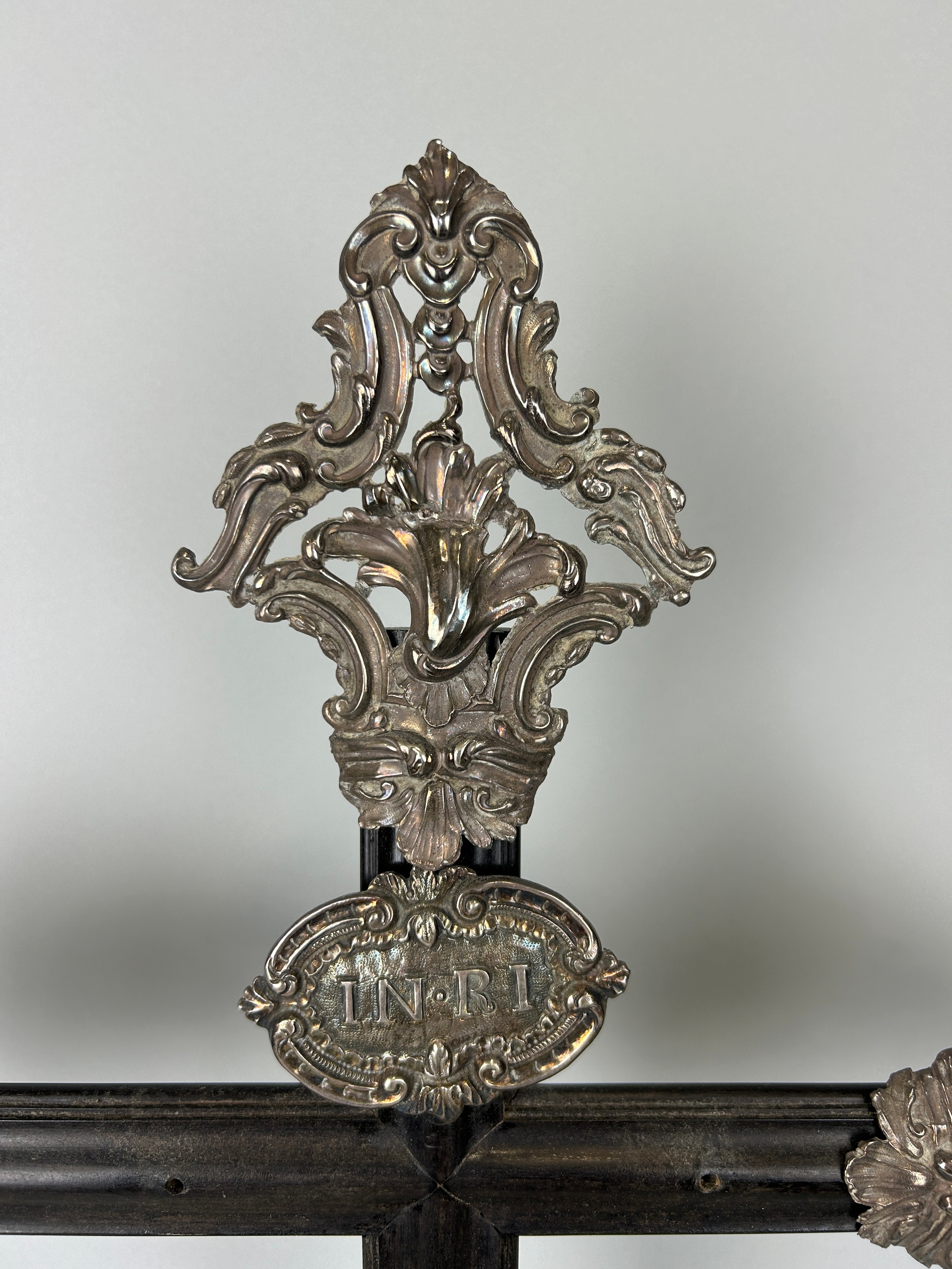 A LARGE WOODEN CROSS POSSIBLY 19TH CENTURY WITH FOREIGN SILVER MOUNTS, 75cm x 46cm - Image 2 of 7