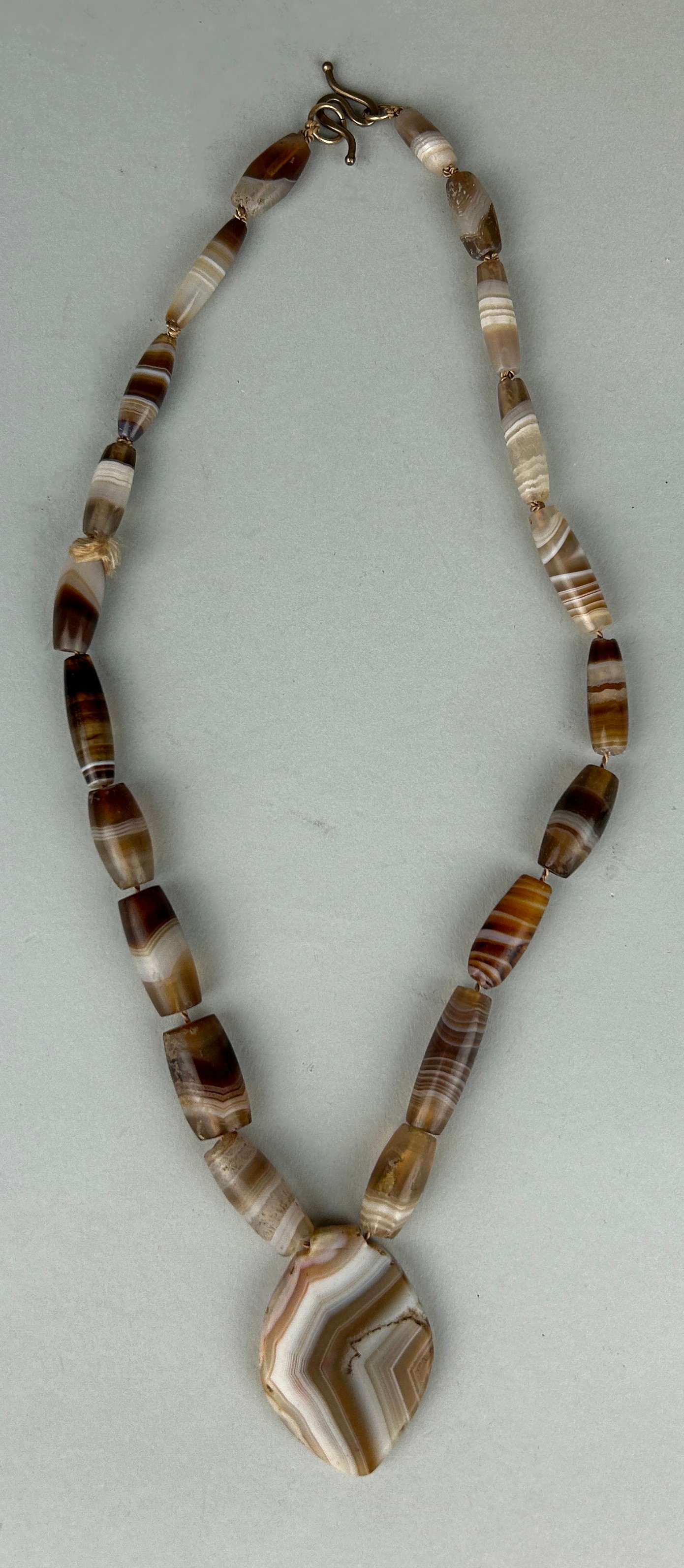 A WESTERN ASIATIC BANDED AGATE BEAD NECKLACE CIRCA 3RD MILLENIUM B.C. / 2ND CENTURY A.D. ALONG - Image 7 of 14