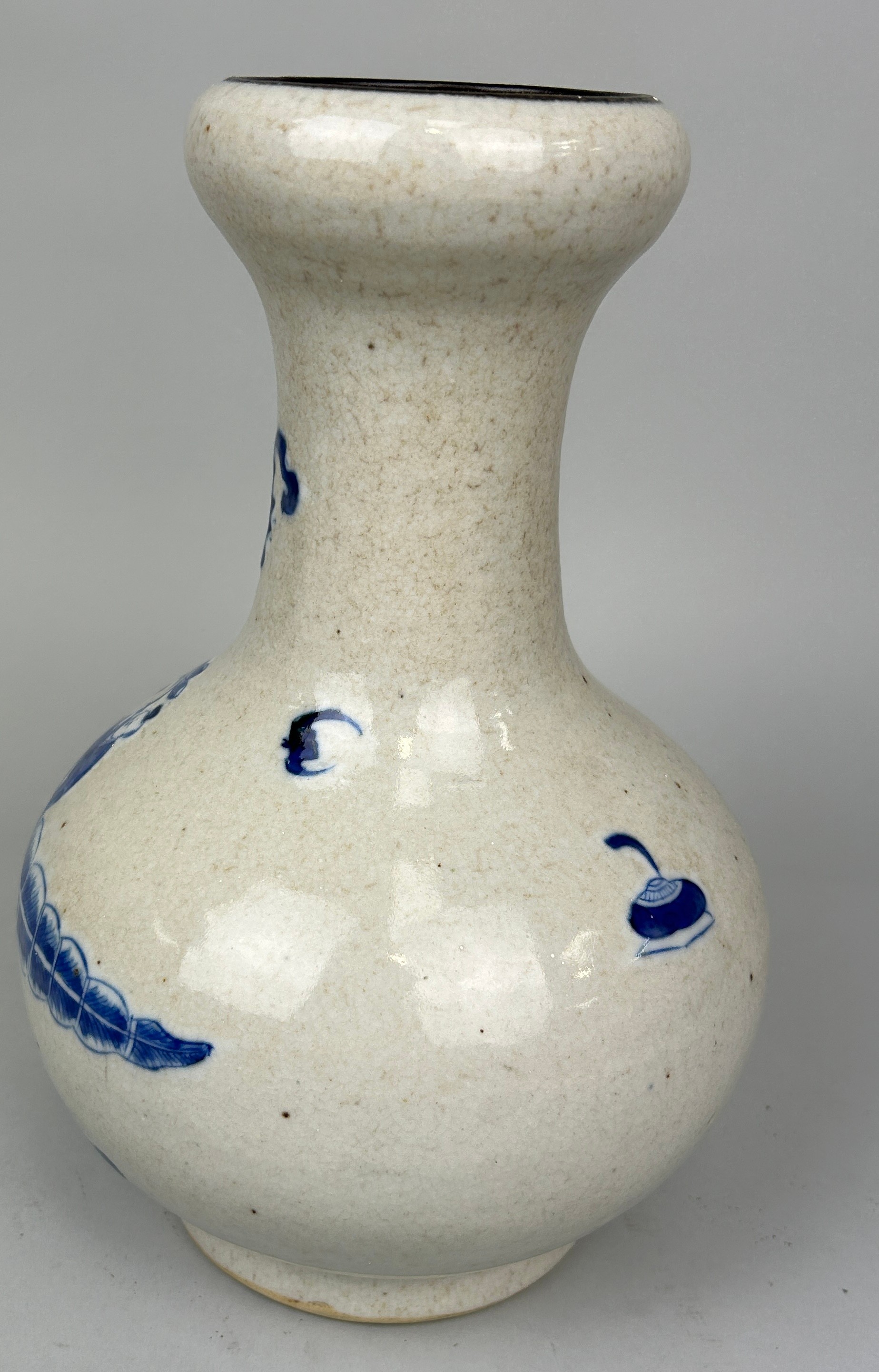 A CHINESE 19TH CENTURY BLUE AND WHITE VASE DECORATED WITH FIGURES, 31cm H - Image 2 of 3