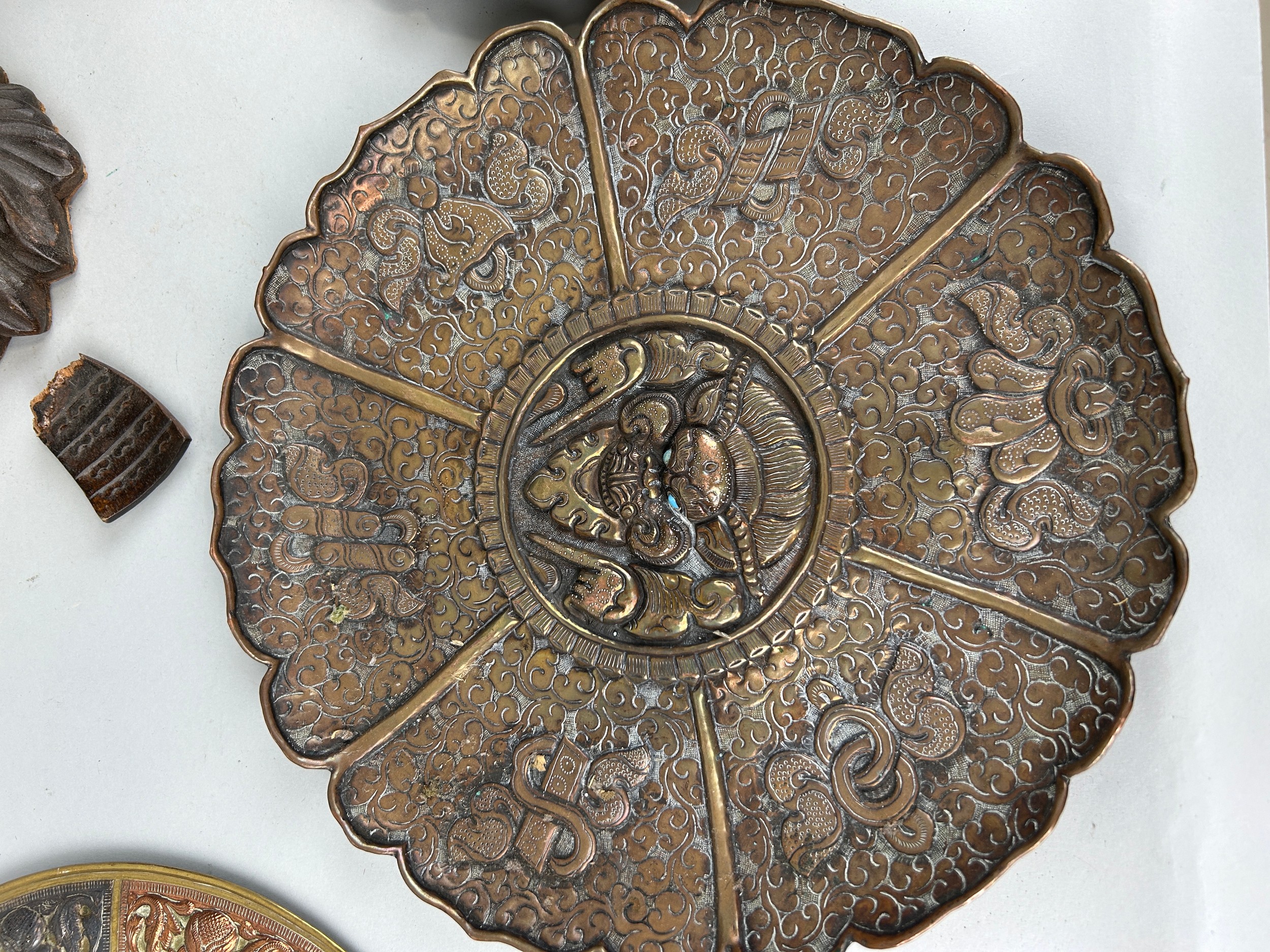 A GROUP OF THREE ISLAMIC METAL TRAYS ALONG WITH A JAPANESE CARVED WOODEN SCULPTURE AND AN INDIAN - Image 2 of 4