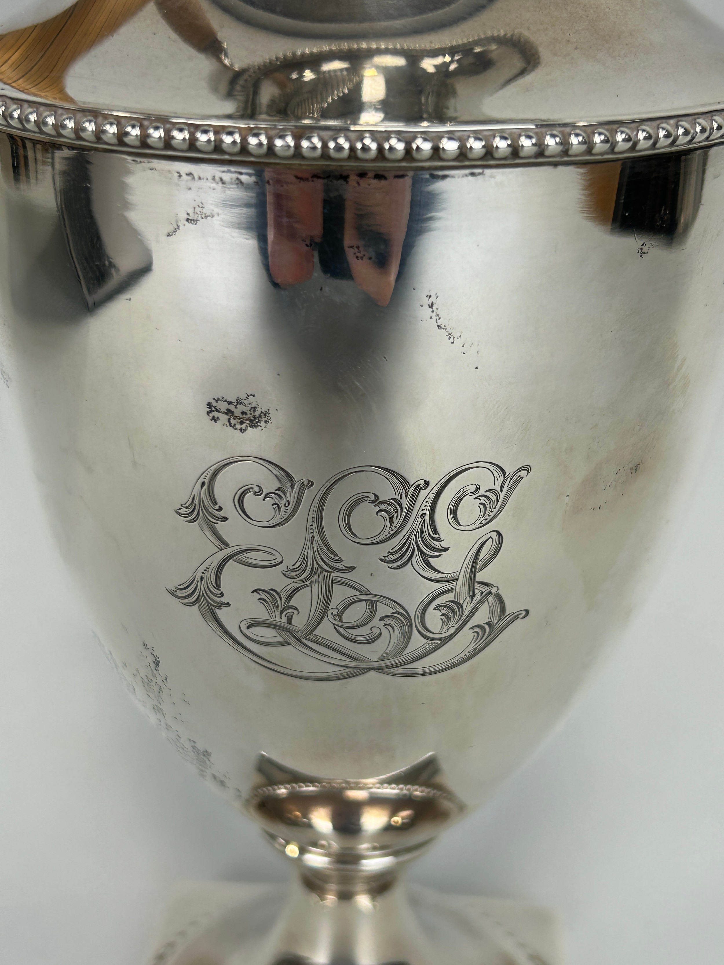 A GEORGE III SILVER COFFEE POT CIRCA 1776-78 WITH MARKS FOR ROBERT MAKEPEACE AND RICHARD CARTER, - Image 2 of 7