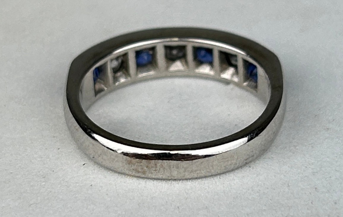 AN 18CT WHITE GOLD RING WITH WITH SAPPHIRES AND DIAMONDS, Weight: 5.52gms - Image 4 of 4