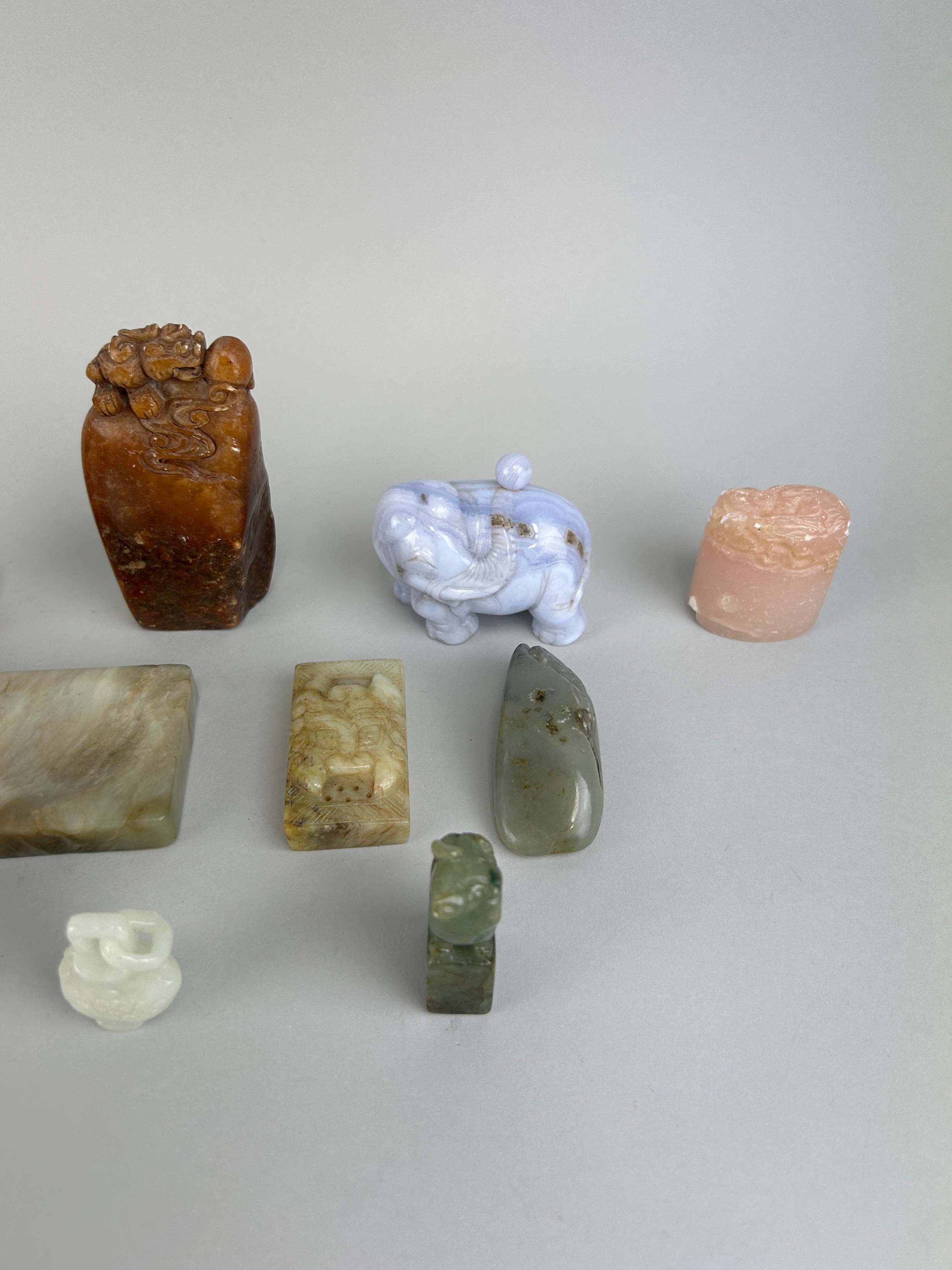 A COLLECTION OF CHINESE / ASIAN STONE AND JADE SEALS AND OTHER ITEMS (12) Largest 9cm H - Image 4 of 4