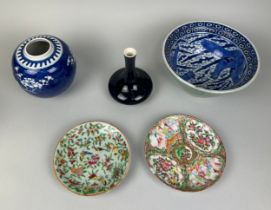 A COLLECTION OF CHINESE CERAMICS TO INCLUDE A PRUNUS JAR, MONOCHROME BLUE SPILL VASE, CELADON