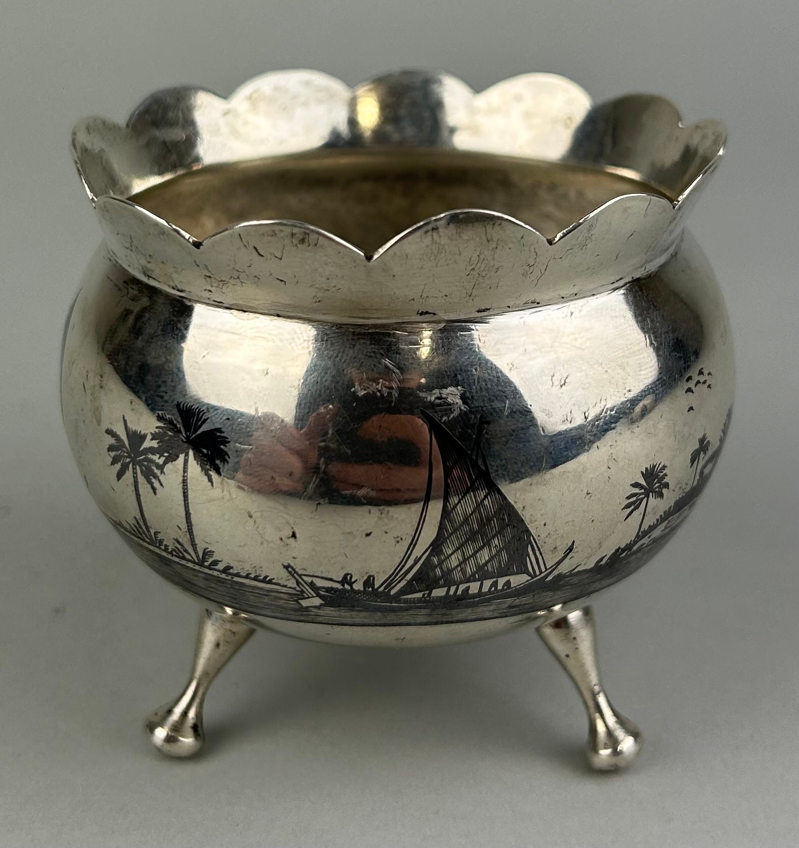 AN ARABIC SILVER BOWL ON TRIPOD STAND, Nielo decorated with palm trees. Signed to the side. Weight - Image 3 of 5